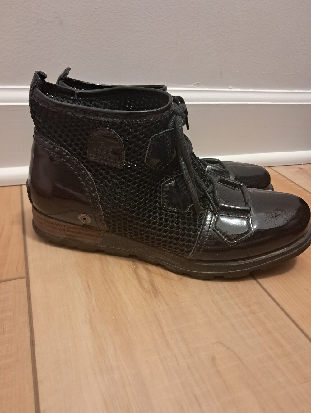 Sorel Boots Women's 7 Black Glossy Major Mesh Boot Patent Leather Breathable